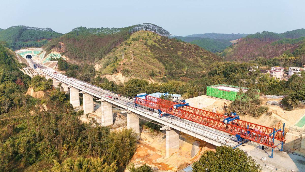 柳梧铁路梧州段全线T梁架设安全收官